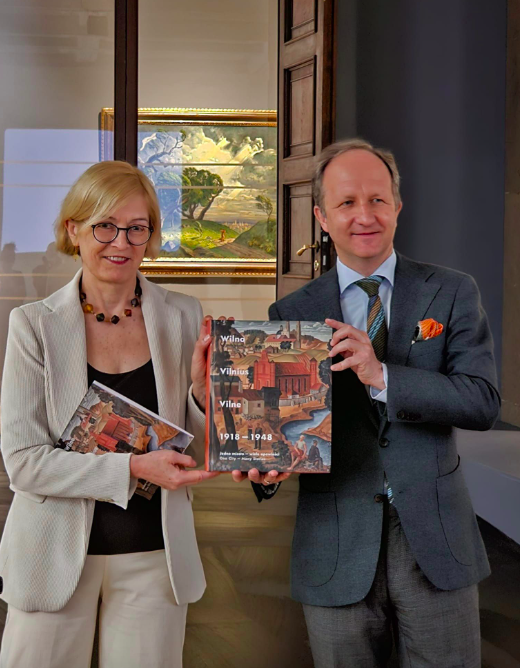 Parodos kuratoriai Giedrė Jankevičiūtė ir Andrzej Szczerski su parodos katalogu